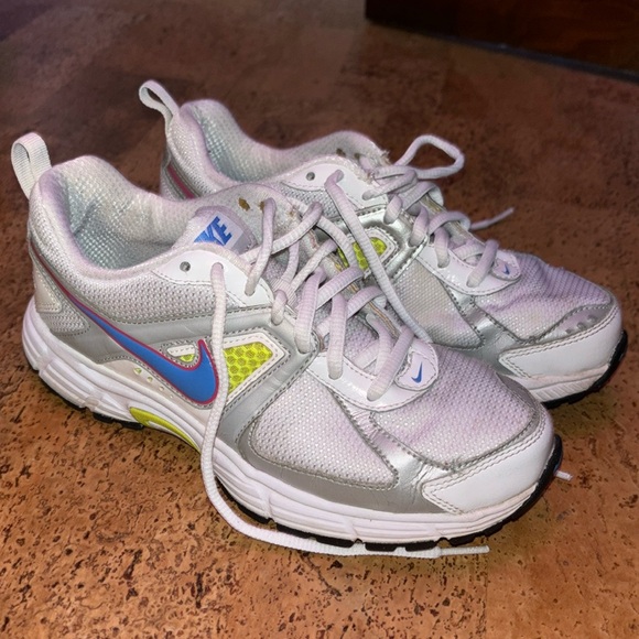 Nike Women’s Youth Shoe - Picture 3 of 7